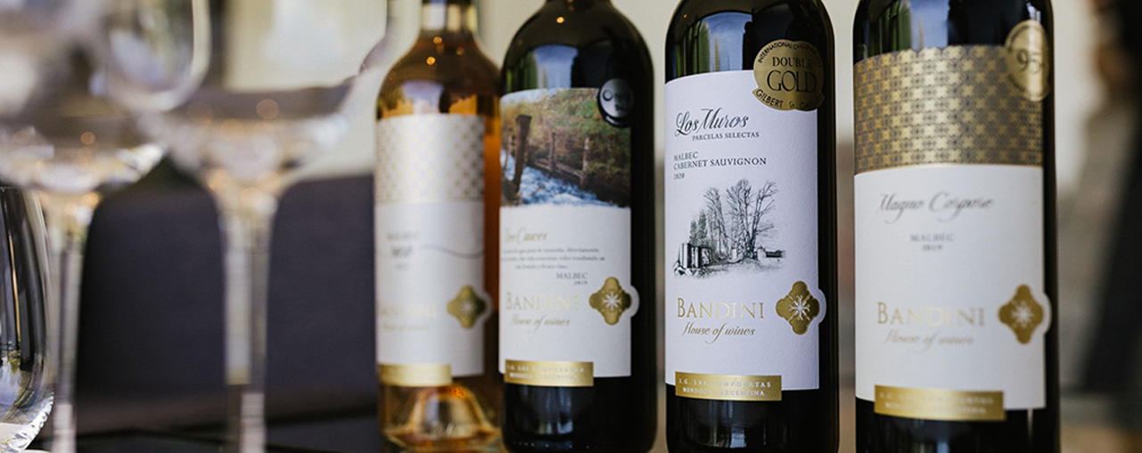 los varietales de los vinos en una mesa en Finca Bandini