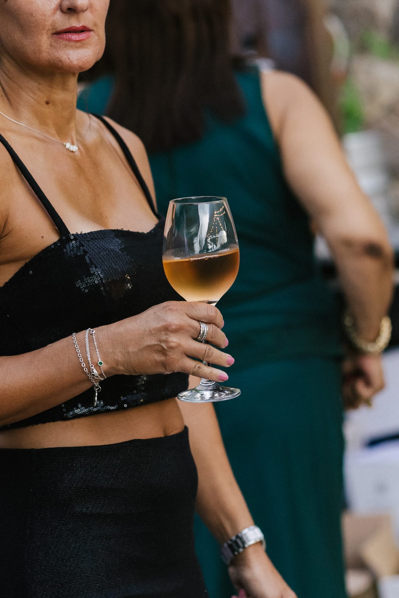 Mujer disfrutando cocktail sunset Finca Bandini otoño