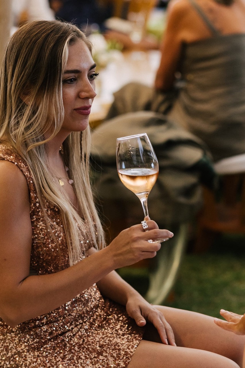 Mujer disfrutando vino Malbec atardecer Finca Bandini