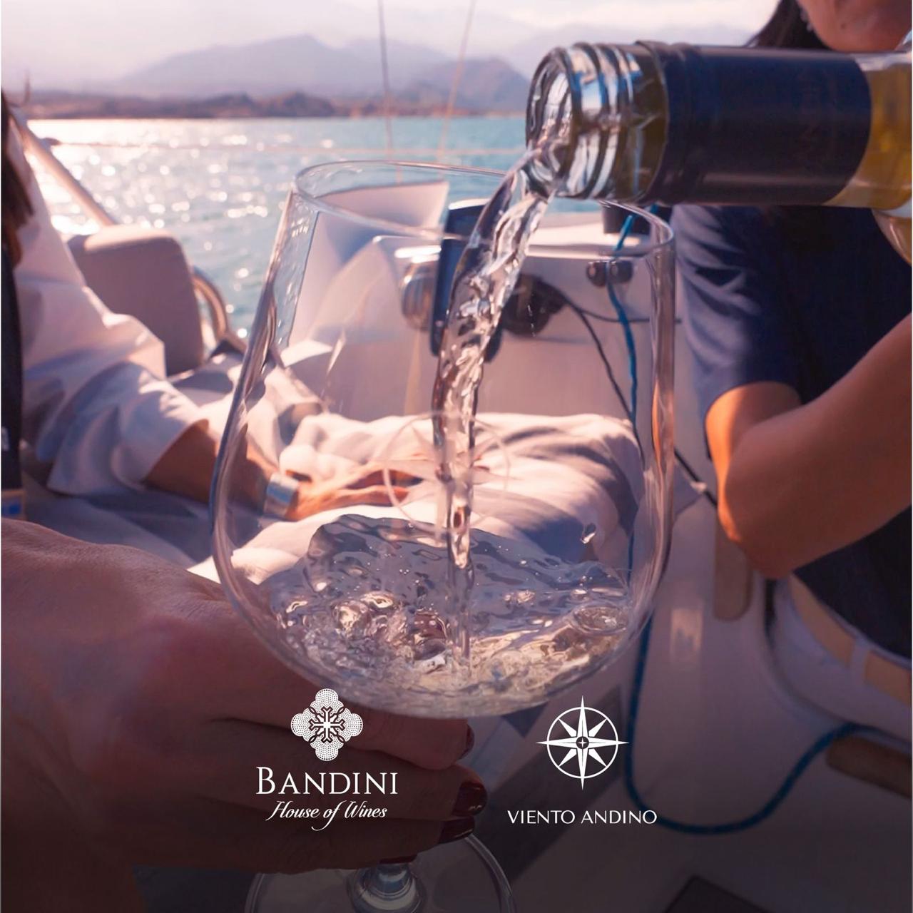 Sirviendo vino Bandini a bordo del velero