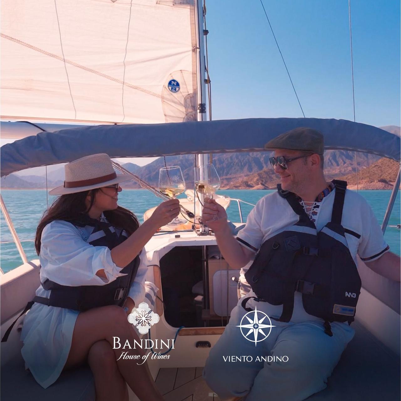 Pareja brindando en velero Dique Potrerillos Mendoza